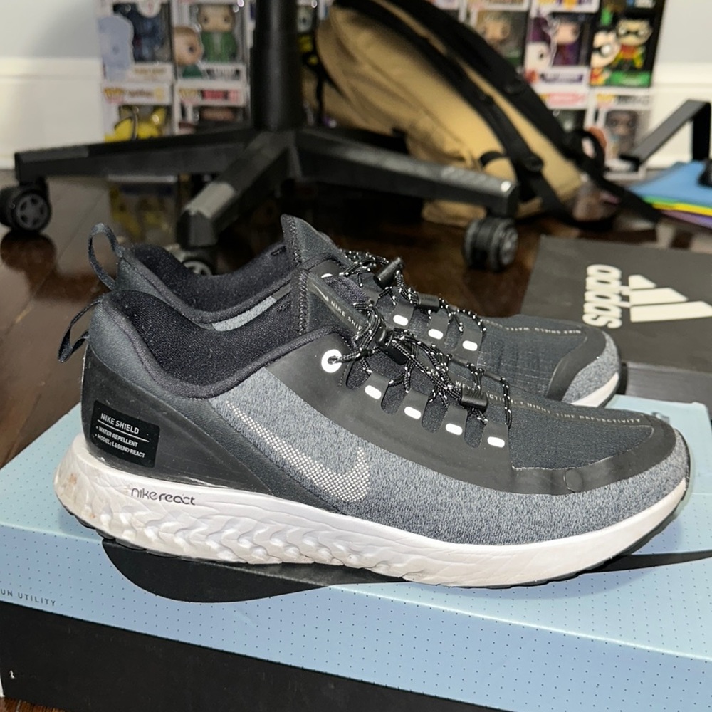NIKE legend react shield